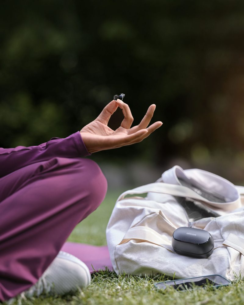 Oticon_Zeal_Hero1_Yoga_Product_in_Hand_Charger_KC_25_2_0899